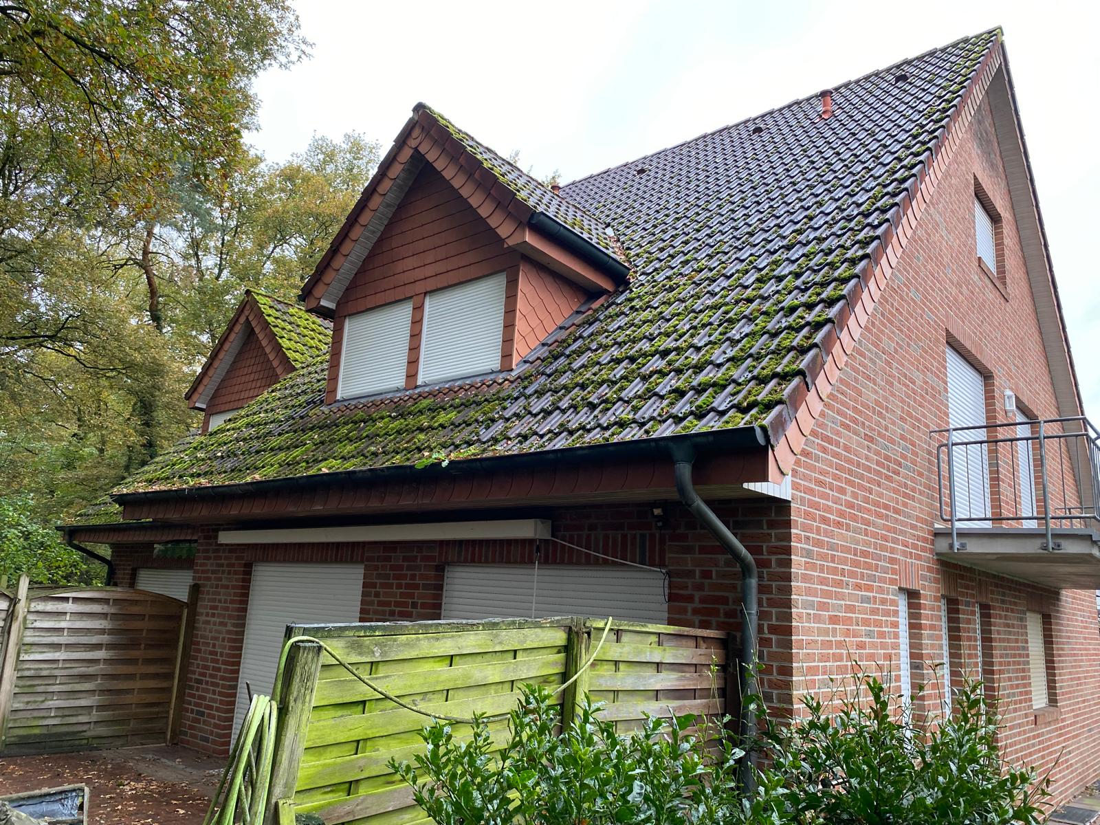 Stark verschmutztes Dach mit Moosbefall